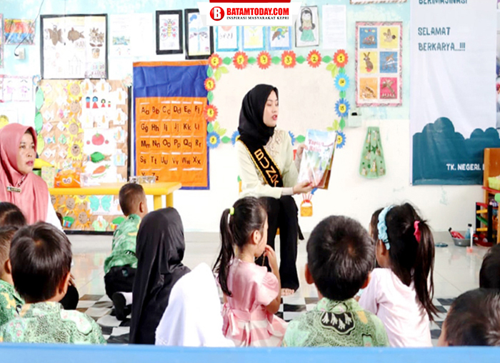 Anak murid TK Negeri Toapaya saat mendengarkan cerita dari Bunda PAUD Bintan